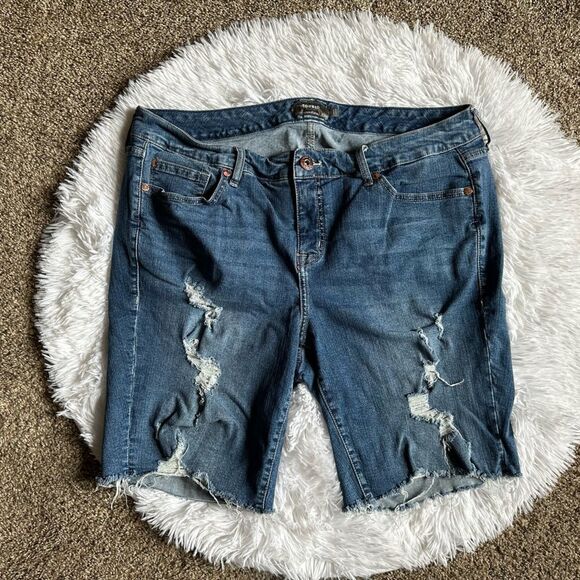 Torrid Jean Shorts Distressed Womens Size 18 - Picture 1 of 5